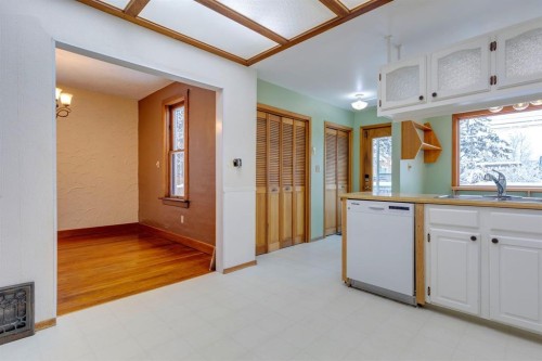 77 Elma Street West, Okotoks, AB - Indoor Photo Showing Kitchen