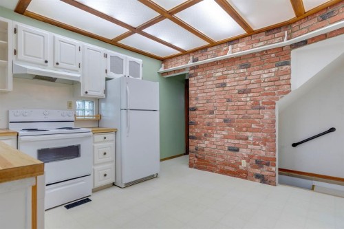 77 Elma Street West, Okotoks, AB - Indoor Photo Showing Kitchen