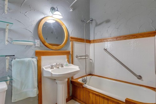 77 Elma Street West, Okotoks, AB - Indoor Photo Showing Bathroom