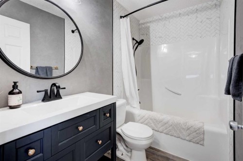 44 New Brighton Landing Se, Calgary, AB - Indoor Photo Showing Bathroom