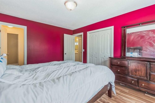 55 Bermuda Close Nw, Calgary, AB - Indoor Photo Showing Bedroom