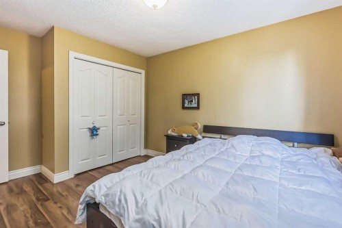 55 Bermuda Close Nw, Calgary, AB - Indoor Photo Showing Bedroom