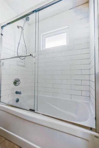 55 Bermuda Close Nw, Calgary, AB - Indoor Photo Showing Bathroom