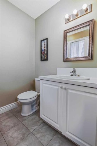 55 Bermuda Close Nw, Calgary, AB - Indoor Photo Showing Bathroom