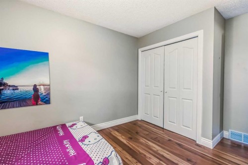 55 Bermuda Close Nw, Calgary, AB - Indoor Photo Showing Bedroom