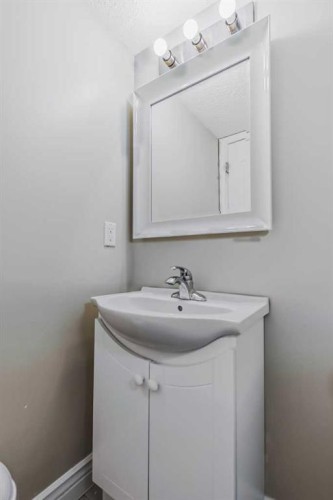 55 Bermuda Close Nw, Calgary, AB - Indoor Photo Showing Bathroom