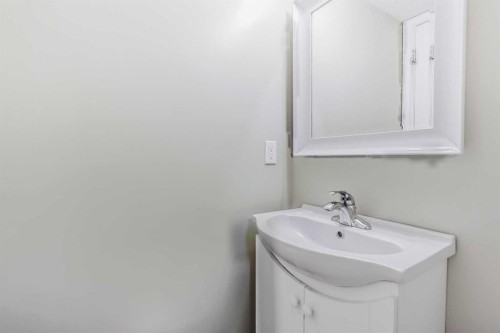 55 Bermuda Close Nw, Calgary, AB - Indoor Photo Showing Bathroom