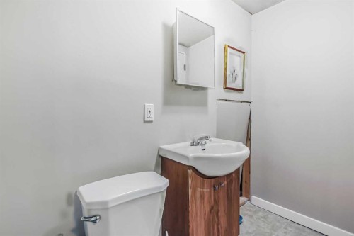 55 Bermuda Close Nw, Calgary, AB - Indoor Photo Showing Bathroom