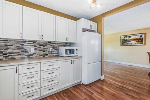 55 Bermuda Close Nw, Calgary, AB - Indoor Photo Showing Kitchen