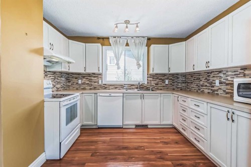 55 Bermuda Close Nw, Calgary, AB - Indoor Photo Showing Kitchen