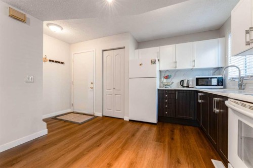 1101-829 Coach Bluff Crescent Sw, Calgary, AB - Indoor Photo Showing Kitchen