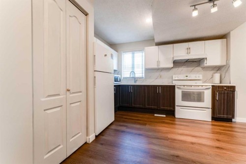 1101-829 Coach Bluff Crescent Sw, Calgary, AB - Indoor Photo Showing Kitchen