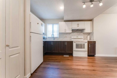 1101-829 Coach Bluff Crescent Sw, Calgary, AB - Indoor Photo Showing Kitchen