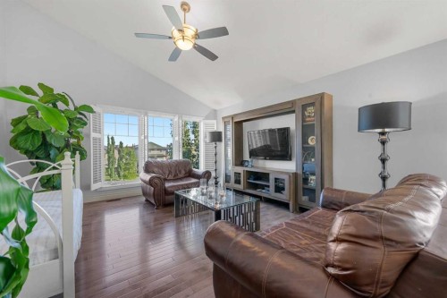 2233 Bayside Circle Sw, Airdrie, AB - Indoor Photo Showing Living Room