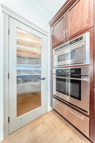 135 Autumn Close Se, Calgary, AB - Indoor Photo Showing Kitchen