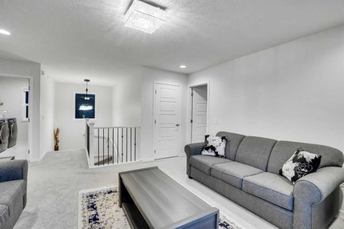 41 Howse Heights Ne, Calgary, AB - Indoor Photo Showing Living Room