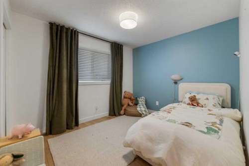 143 Prestwick Heath Se, Calgary, AB - Indoor Photo Showing Bedroom