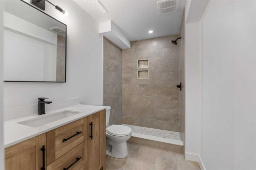 143 Prestwick Heath Se, Calgary, AB - Indoor Photo Showing Bathroom