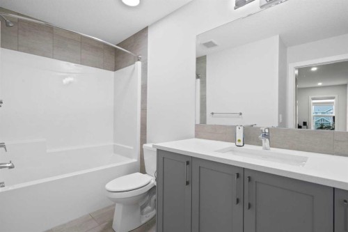 21 Seton Parade Se, Calgary, AB - Indoor Photo Showing Bathroom