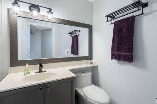 124 Cresthaven Place Sw, Calgary, AB - Indoor Photo Showing Bathroom
