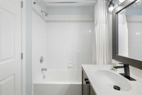 124 Cresthaven Place Sw, Calgary, AB - Indoor Photo Showing Bathroom