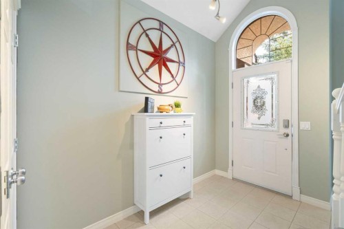 124 Cresthaven Place Sw, Calgary, AB - Indoor Photo Showing Other Room