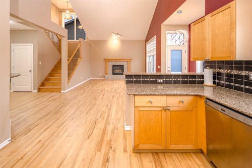 18 Hidden Creek Point Nw, Calgary, AB - Indoor Photo Showing Kitchen