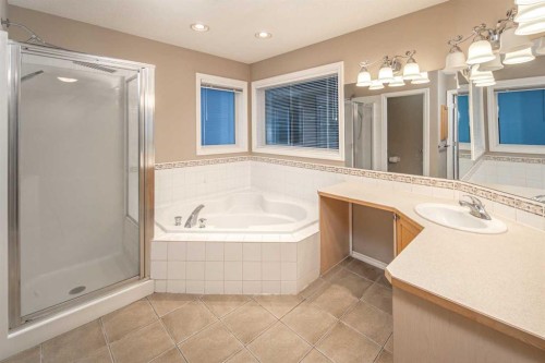 18 Hidden Creek Point Nw, Calgary, AB - Indoor Photo Showing Bathroom
