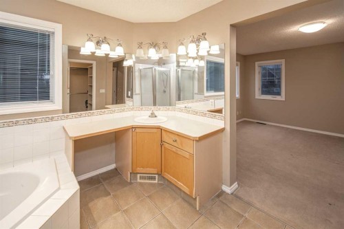 18 Hidden Creek Point Nw, Calgary, AB - Indoor Photo Showing Bathroom