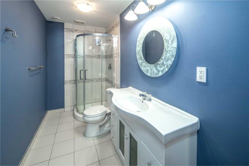18 Hidden Creek Point Nw, Calgary, AB - Indoor Photo Showing Bathroom