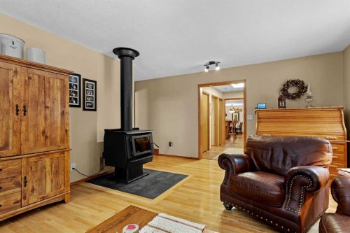 101-04042 Highway 587, Rural Red Deer County, AB - Indoor Photo Showing Living Room