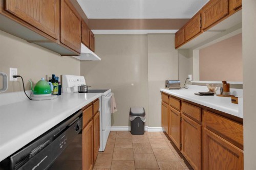 1006-9800 Horton Road Sw, Calgary, AB - Indoor Photo Showing Kitchen
