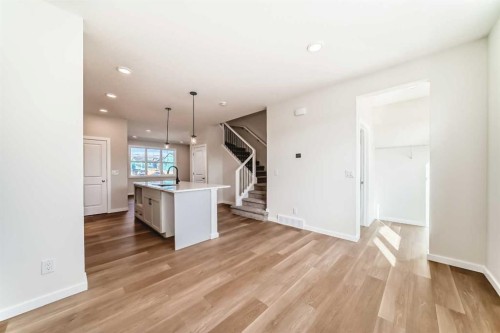 32 Creekside Rise Sw, Calgary, AB - Indoor Photo Showing Kitchen