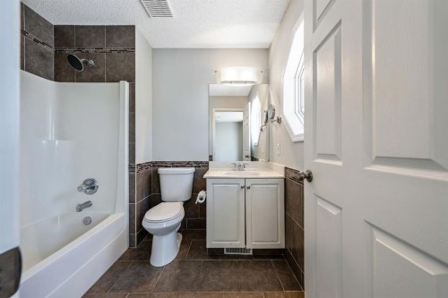 55 Mt Apex Green Se, Calgary, AB - Indoor Photo Showing Bathroom