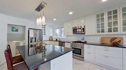 2932 Lathom Crescent Sw, Calgary, AB - Indoor Photo Showing Kitchen With Stainless Steel Kitchen With Upgraded Kitchen