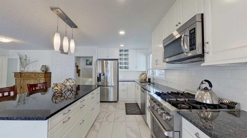 2932 Lathom Crescent Sw, Calgary, AB - Indoor Photo Showing Kitchen With Stainless Steel Kitchen With Upgraded Kitchen