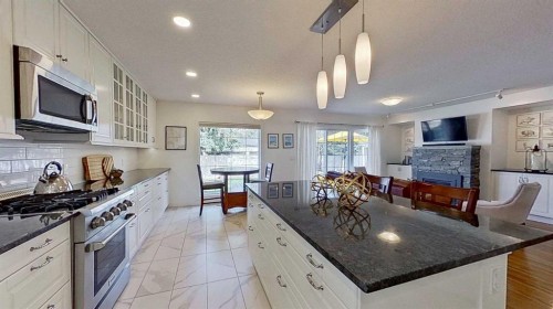 2932 Lathom Crescent Sw, Calgary, AB - Indoor Photo Showing Kitchen With Upgraded Kitchen