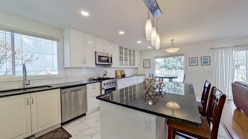 2932 Lathom Crescent Sw, Calgary, AB - Indoor Photo Showing Other Room