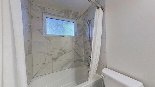 2932 Lathom Crescent Sw, Calgary, AB - Indoor Photo Showing Bathroom