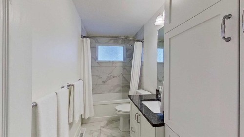 2932 Lathom Crescent Sw, Calgary, AB - Indoor Photo Showing Bathroom
