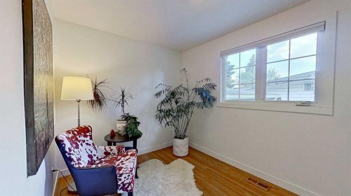 2932 Lathom Crescent Sw, Calgary, AB - Indoor Photo Showing Other Room