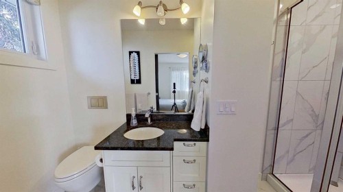 2932 Lathom Crescent Sw, Calgary, AB - Indoor Photo Showing Bathroom