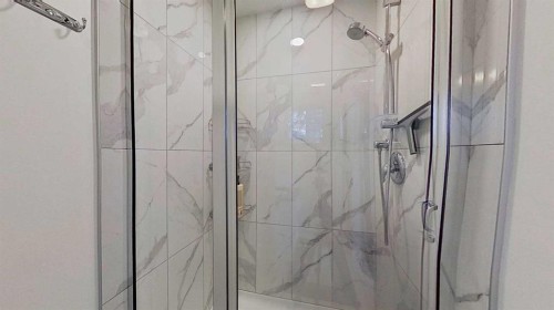 2932 Lathom Crescent Sw, Calgary, AB - Indoor Photo Showing Bathroom