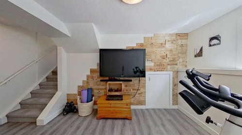 2932 Lathom Crescent Sw, Calgary, AB - Indoor Photo Showing Other Room