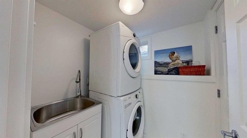2932 Lathom Crescent Sw, Calgary, AB - Indoor Photo Showing Laundry Room