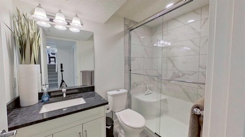 2932 Lathom Crescent Sw, Calgary, AB - Indoor Photo Showing Bathroom