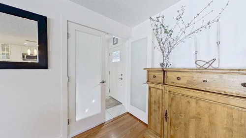 2932 Lathom Crescent Sw, Calgary, AB - Indoor Photo Showing Other Room