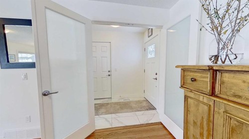 2932 Lathom Crescent Sw, Calgary, AB - Indoor Photo Showing Other Room