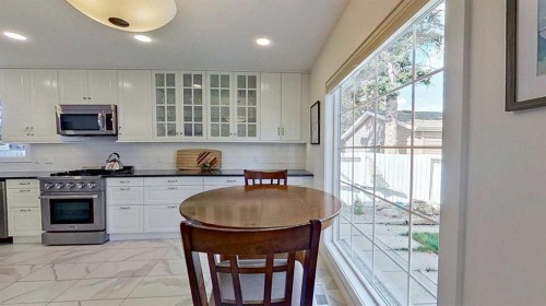 2932 Lathom Crescent Sw, Calgary, AB - Indoor Photo Showing Kitchen