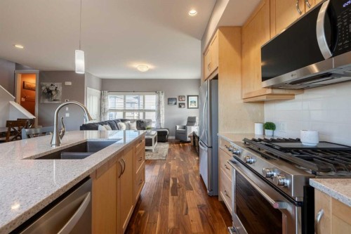 1201-32 Horseshoe Crescent, Cochrane, AB - Indoor Photo Showing Kitchen With Double Sink With Upgraded Kitchen